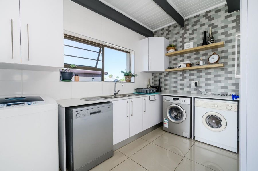 8 Bedroom Property for Sale in Summerstrand Eastern Cape